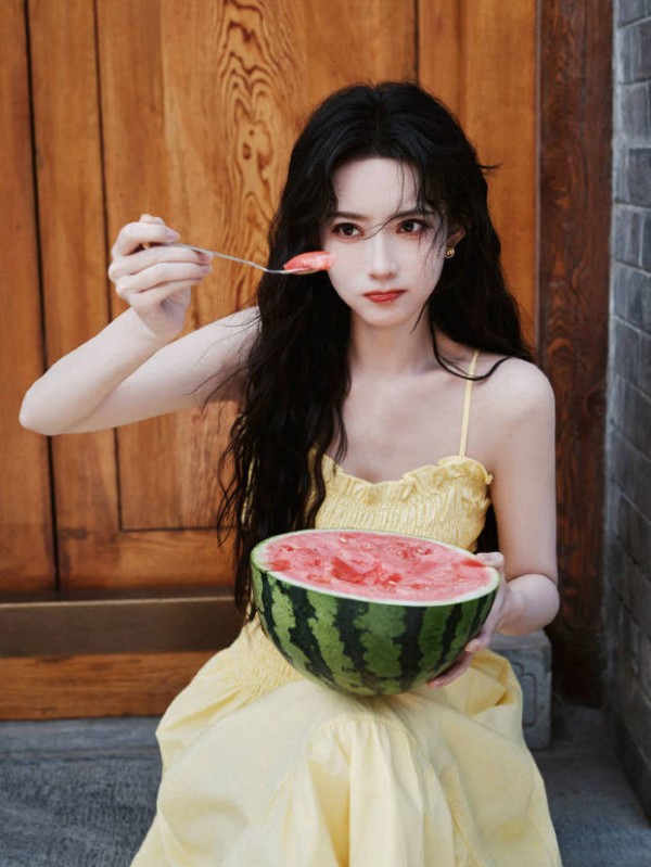 孟子义穿鹅黄连衣裙尽显明媚少女感
