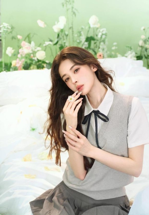 娜扎甜美大方。