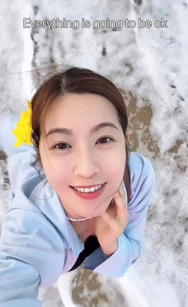 香港知名女星海滩照曝光，44岁仍似少女，却被指瘦到好身材消失