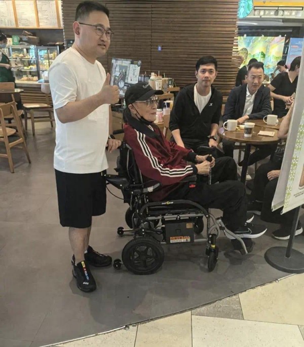 89岁谢贤近况曝光，坐轮椅在山顶喝咖啡，扎马尾戴墨镜仍有型有款