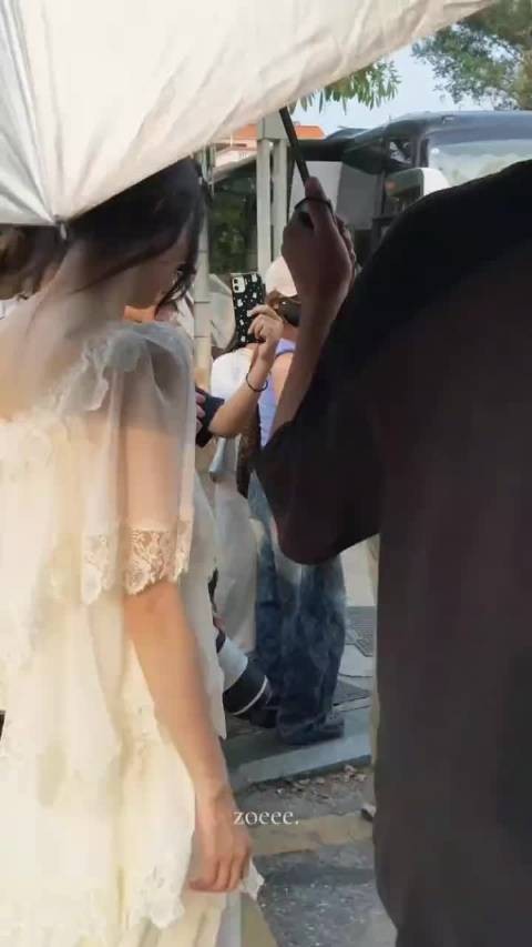 钟楚曦腰腹发力走路身姿妩媚