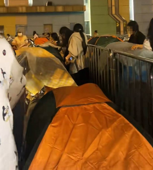 常州太湖湾音乐节有人提前一周排队抢位，风雨无阻“枕头被子都湿了”，售票方：不建议夜排