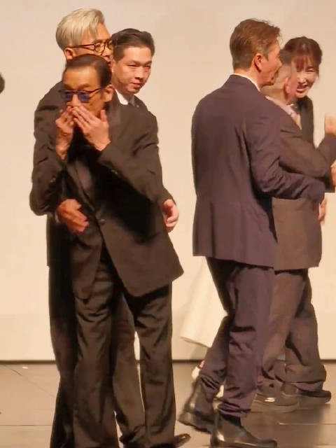 周润发把梁家辉抱走并拍了拍他的屁股，哈哈哈哈哈真是可爱