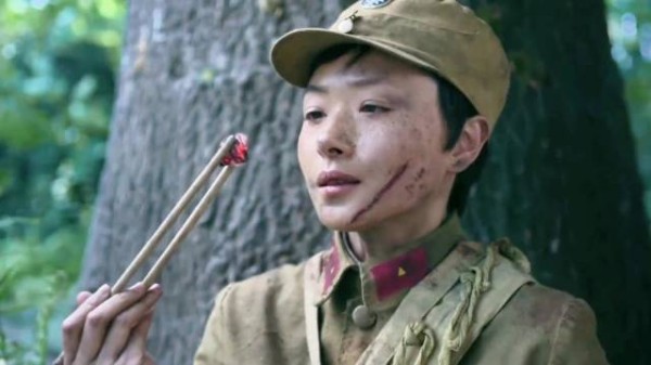 “这个女兵为了掩盖女儿声混入敌方，竟然生吞炽热的火炭”