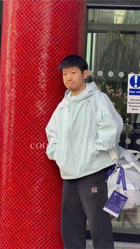 莎莎困困的大迪那个手势我以为她抽烟，看起来有点冷呢，莎一出来就在拉拉链