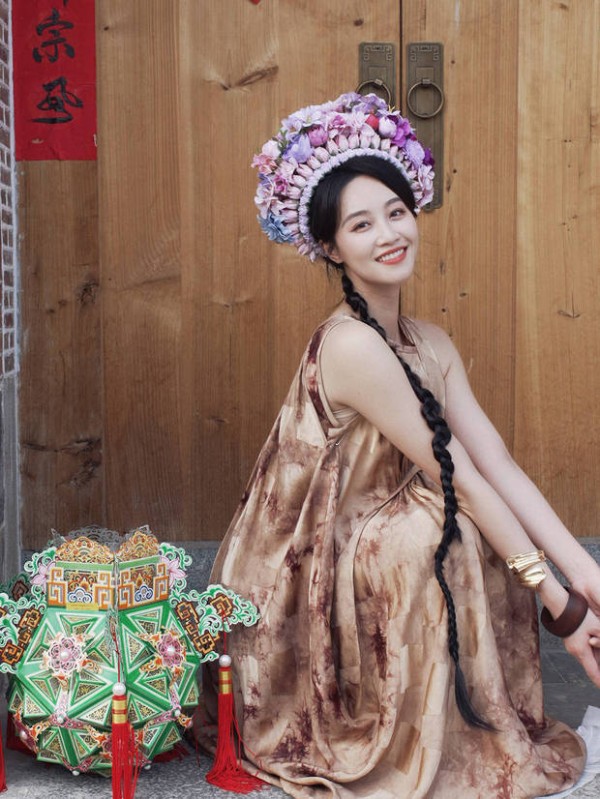 此前，蓝盈莹拍摄簪花造型美照。