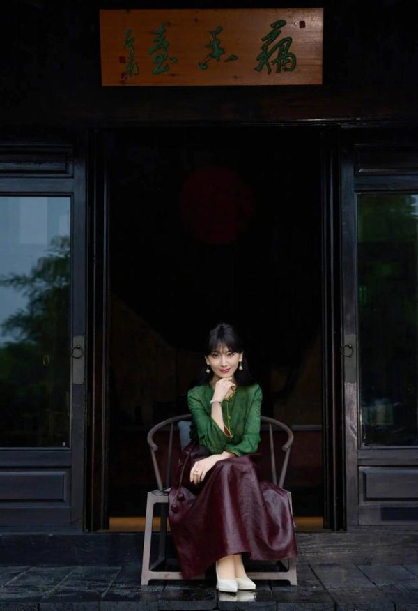 赵雅芝面露温婉笑容，气质在线。