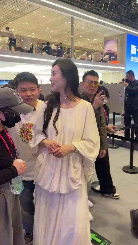 初代网红兽兽翟凌现身北京车展，现场很多她的影迷