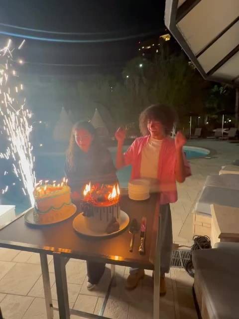 最酷妈妈给自己的孩子庆祝生日，原来这对双胞胎已经15岁了