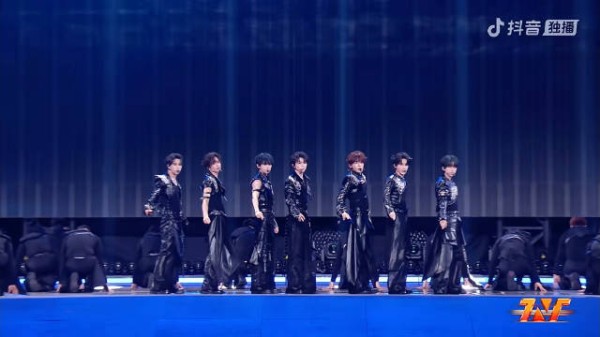 新歌「刺」首演 帅炸了