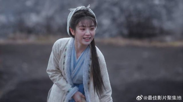 李薇独自在田里翻土 下秒老六看到后，立马也来尝试！