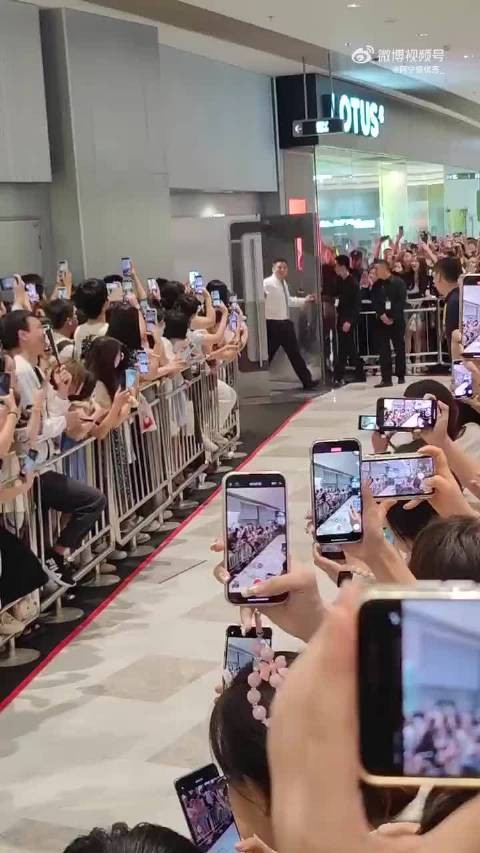 保安执勤引围观,行为异常惹质疑