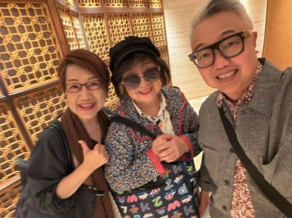 香港殿堂级歌手淡出多年近况曝光，精神又风趣获赞，气场依然十足