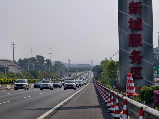 5月1日，江罗高速新兴段实施借道通行措施，云浮交警带道通行。新华社发