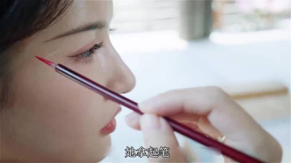 女人巧妙遮住公主自卑的伤疤