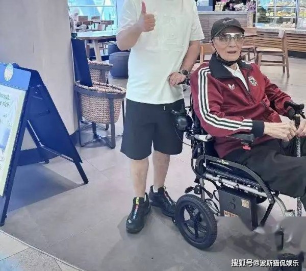 89岁谢贤近况曝光！到太平山顶喝咖啡，消瘦没牙，打扮依然时尚