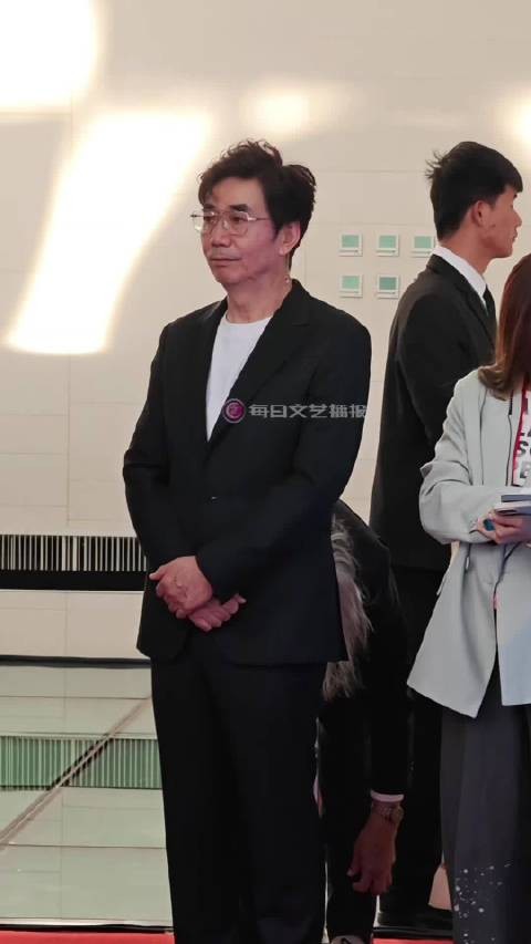 范明红毯夸肖战演技，候场互动显默契