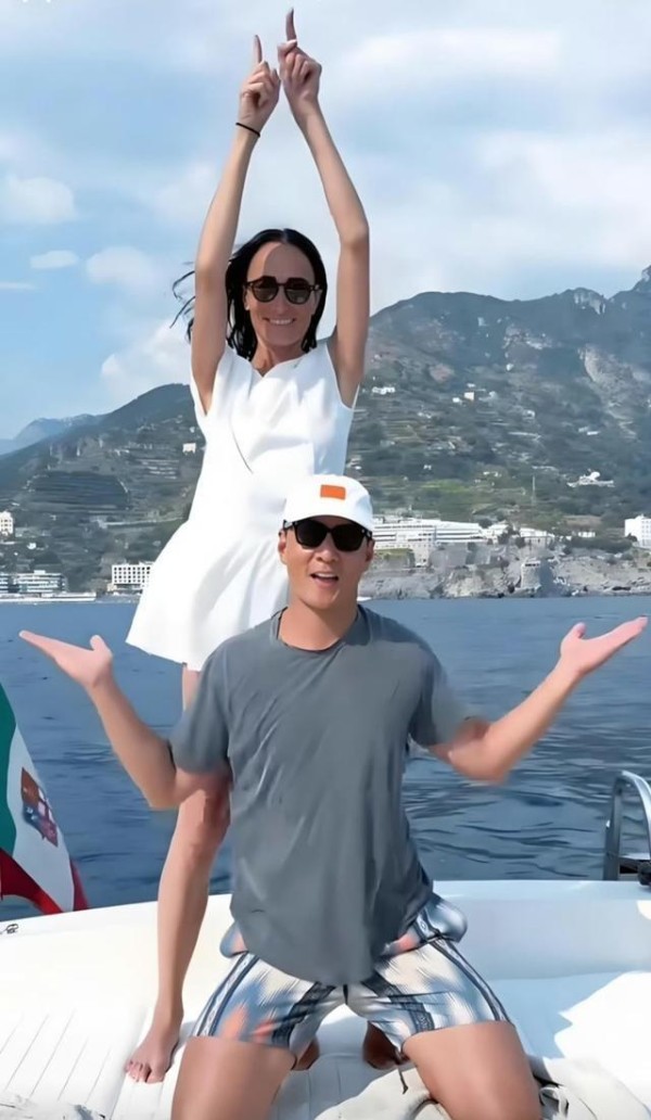 吴彦祖48岁老婆官宣复出，之前离开中国回美国，如今重回时尚圈