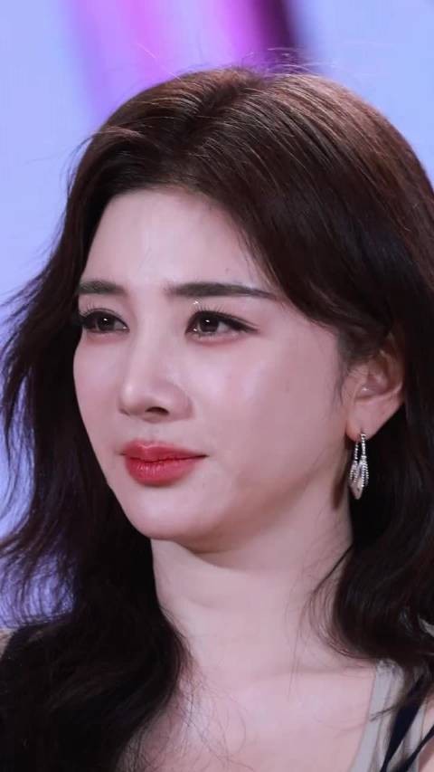 黄奕容貌变化显著，御姐脸变幼态脸引热议