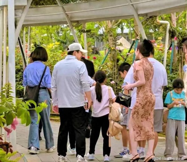 郭晶晶好福气，假期忙工作豪门公公帮带娃，祖孙三代同框画面温馨