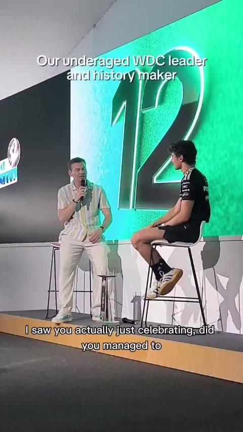 台下的宾客们一听他没喝到香槟是因为还没到21岁都在awwwwwwh