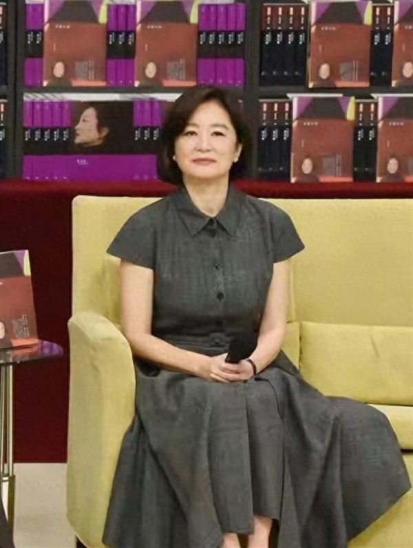 72岁林青霞剪了波波头年轻30岁，一身高级灰穿搭，完全没有大妈味