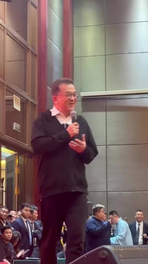 黄宏罕见在公众场合露面，多少年没见过他了