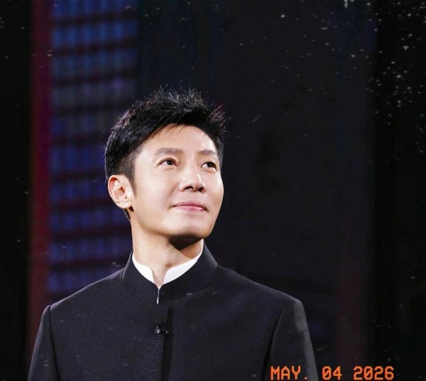 撒贝宁回武汉设宴招待妻子李白娘家人，两家人温馨齐聚，现场氛围和睦又暖心