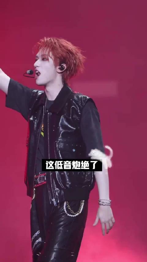 严浩翔全开麦舞台爆发力十足，唱跳精准诠释歌曲内核