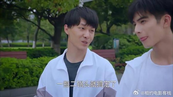 两型男清晨跑步，弟弟害怕姐姐喝酒断片，兄弟劝他放心