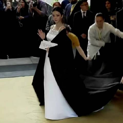 KARINA今日MET GALA现场图