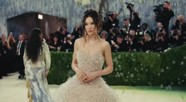 这个裙子可爱，可以自己吹泡泡！ Met Gala