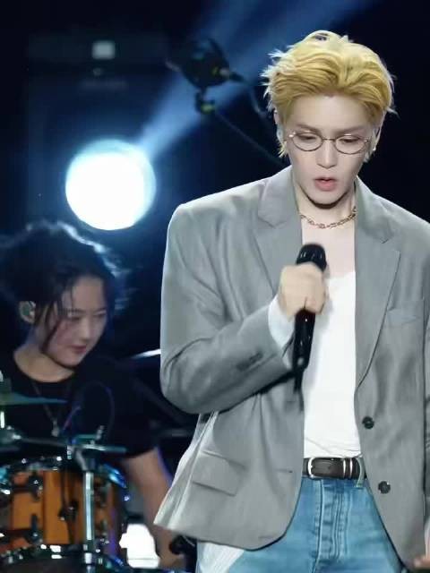 你会发现有一种嗓音可以让你内心翻涌，然后又忍不住循环，澎湃，聆听