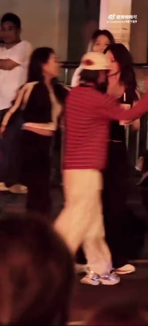 就是这样！美女贴贴！谁不想亲亲李小冉的脸蛋呢