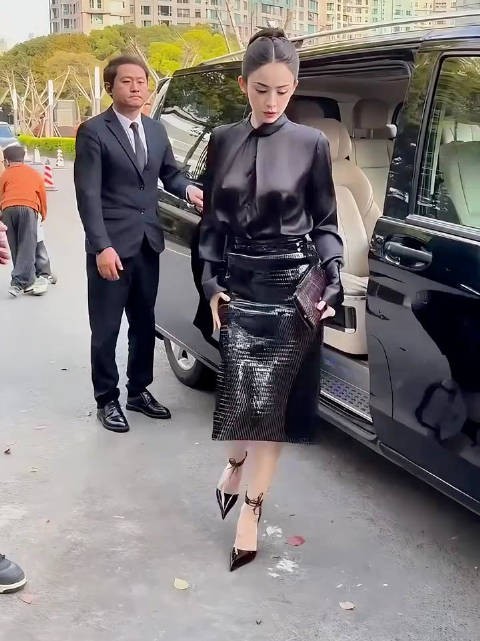 古力娜扎出席线下活动，这身材也太好了吧！