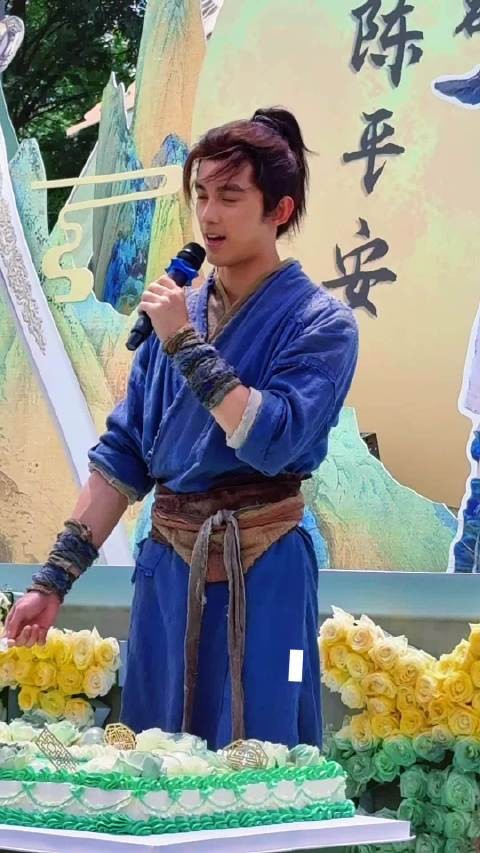 吴磊切蛋糕细节显温柔性格