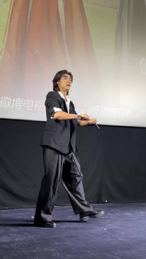 此沙耍双截棍这段给我帅拥了好嘛，好迷人吧 哥是有点真功夫在身上的