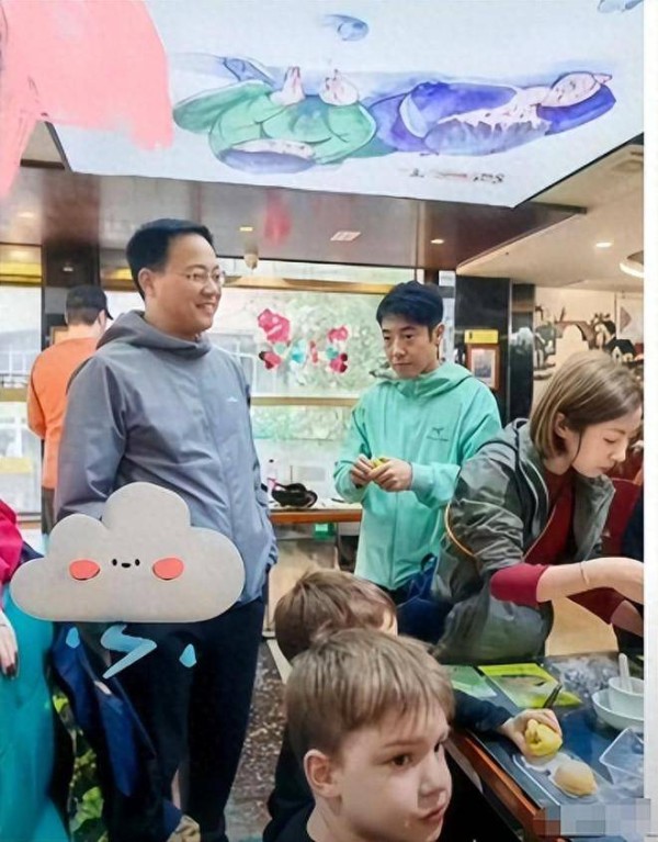 撒贝宁武汉设宴待加拿大亲友，李白全程双语翻译，龙凤胎近照亮眼