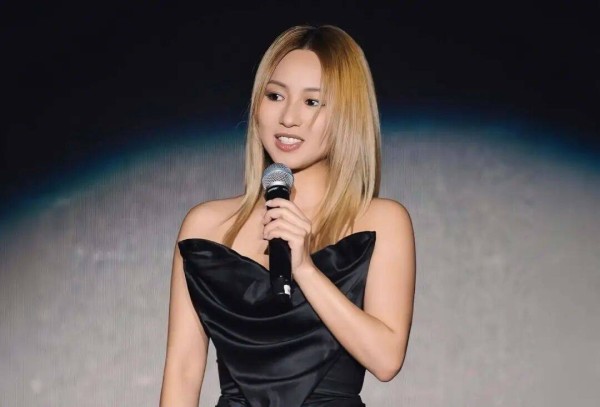 香港女星宣布和外籍男友分手，因父亲突然离世，四年没出新歌