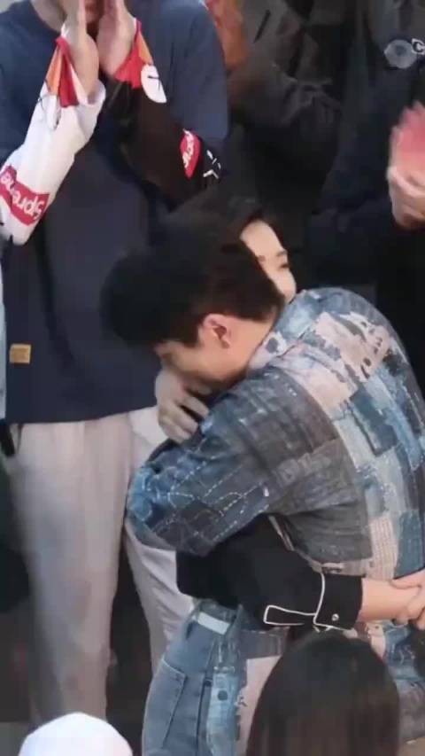 这个吻也就看了亿遍而已，一点都不甜，甚至有点酸呢