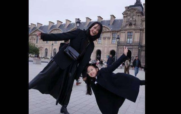 朱丹女儿8岁作品进卢浮宫！母女穿黑裙同框，基因太强大了