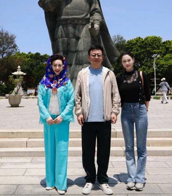 62岁朱军主持惠安晚会，亲自给老婆挑头巾好恩爱，56岁谭梅像30多