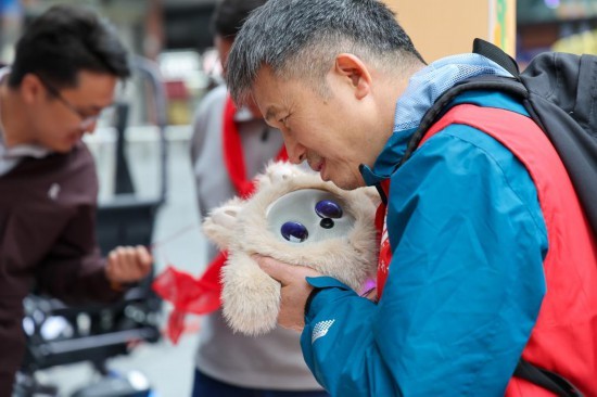 在深圳市罗湖区的银发消费品牌体验展区，观众与陪伴机器人对话。新华社记者 梁旭 摄