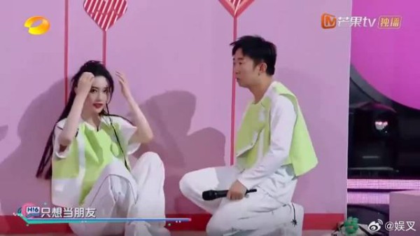 哈妮克孜被焉栩嘉扑倒？秦霄贤脸色瞬间黑了！