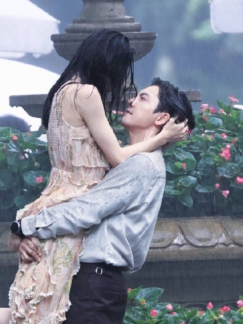 雨中一把抱起戏中女友，王志诚你是这个