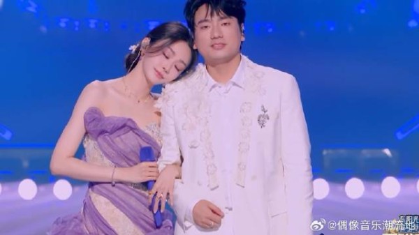陈冰当歌手可惜了！白皙皮肤配紫色礼服，美到爆炸！