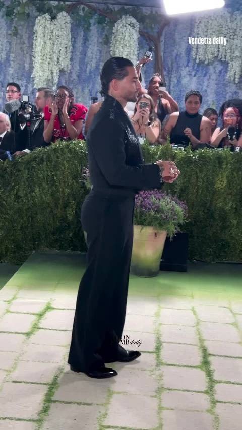 Maluma 带着大蛋糕亮相Met Gala 红毯，引发网友发大水