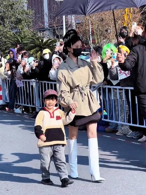 虞书欣风衣白靴亮相，挥手甜笑气场全开
