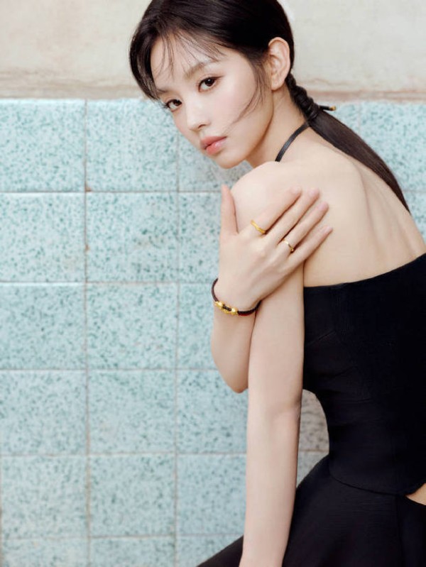 田曦薇黑裙写真气质出众