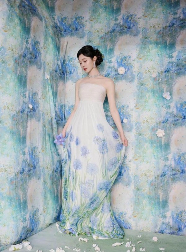 宋轶白裙与油画背景呼应，宛如莫奈画中的春日少女。